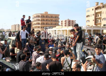 200414 -- TRIPOLI, 14 aprile 2020 Xinhua -- combattenti del governo libico sostenuto dalle Nazioni Unite e residenti locali celebrano nella città libica occidentale di Sabratha, 13 aprile 2020. Il governo libico sostenuto dalle Nazioni Unite ha detto lunedì che le sue forze hanno preso altre quattro città dall'esercito rivale con sede a est. Le nostre coraggiose forze hanno preso il controllo completo di al-Ajaylat, Aljmail, Riqdalin e Zolton, e stanno ora inseguendo le milizie terroristiche in fuga, ha affermato Mohamed Gonono, portavoce delle forze del governo appoggiate dalle Nazioni Unite, in una dichiarazione. All'inizio della giornata, Gonono annunciò l'acquisizione delle città nordoccidentali di Sabratha An Foto Stock