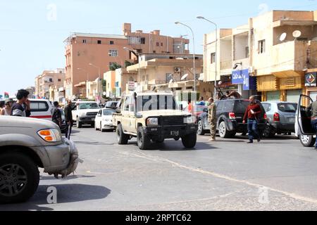 200414 -- TRIPOLI, 14 aprile 2020 Xinhua -- veicoli del governo libico sostenuto dalle Nazioni Unite nella città libica occidentale di Sabratha, 13 aprile 2020. Il governo libico sostenuto dalle Nazioni Unite ha detto lunedì che le sue forze hanno preso altre quattro città dall'esercito rivale con sede a est. Le nostre coraggiose forze hanno preso il controllo completo di al-Ajaylat, Aljmail, Riqdalin e Zolton, e stanno ora inseguendo le milizie terroristiche in fuga, ha affermato Mohamed Gonono, portavoce delle forze del governo appoggiate dalle Nazioni Unite, in una dichiarazione. All'inizio della giornata, Gonono annunciò l'acquisizione delle città nordoccidentali di Sabratha e Surman dall'est-B. Foto Stock