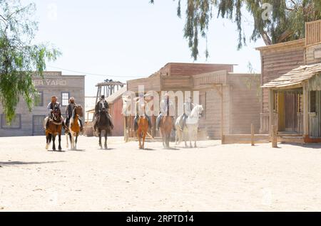 ALMERIA, SPAGNA - 3 APRILE 2023 Uno spettacolo in una città americana dallo stile del selvaggio West, situato nel paesaggio naturale del deserto di Tabernas ad Almeri Foto Stock