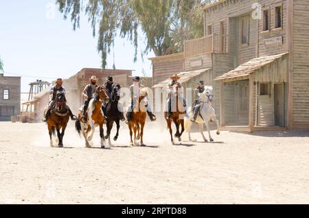 ALMERIA, SPAGNA - 3 APRILE 2023 Uno spettacolo in una città americana dallo stile del selvaggio West, situato nel paesaggio naturale del deserto di Tabernas ad Almeri Foto Stock