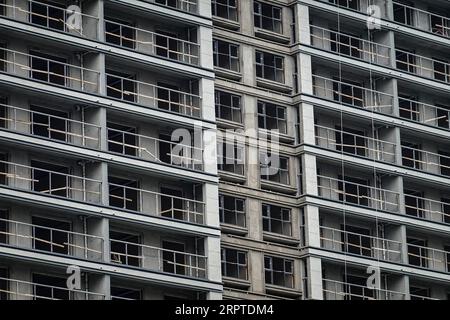 Vista dell'edificio residenziale in costruzione. Sia i mercati delle case nuove che quelli delle case usate hanno visto aumentare l'attività di mercato durante il fine settimana dopo tutte e quattro le città di primo livello, ossia Pechino, Shanghai, Guangzhou e Shenzhen, politiche semplificate sugli acquisti di immobili residenziali.secondo le nuove politiche, le famiglie in quelle città con record ipotecari ma nessuna proprietà locale di immobili saranno trattate come acquirenti di case per la prima volta, ammissibili a pagamenti agevolati e tassi ipotecari più bassi. (Foto di Sheldon Cooper/SOPA Images/Sipa USA) Foto Stock