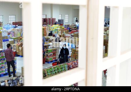 200414 -- GOVERNATORATO DI AHMADI, 14 aprile 2020 Xinhua -- People shop in un nuovo negozio nella zona di Mahboula nel Governatorato di Ahmadi, Kuwait, 14 aprile 2020. Il Kuwait ha aperto il martedì un negozio di alimentari per i residenti dell'area di Mahboula, che è sotto isolamento a causa del coronavirus. Str/Xinhua KUWAIT-AHMADI GOVERNORATO-CORONAVIRUS-APERTURA DI NUOVI NEGOZI PUBLICATIONxNOTxINxCHN Foto Stock