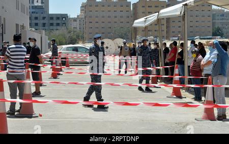 200414 -- GOVERNATORATO DI AHMADI, 14 aprile 2020 Xinhua -- residenti in coda per entrare in un nuovo negozio per lo shopping nella zona di Mahboula del Governatorato di Ahmadi, Kuwait, 14 aprile 2020. Il Kuwait ha aperto il martedì un negozio di alimentari per i residenti dell'area di Mahboula, che è sotto isolamento a causa del coronavirus. Str/Xinhua KUWAIT-AHMADI GOVERNORATO-CORONAVIRUS-APERTURA DI NUOVI NEGOZI PUBLICATIONxNOTxINxCHN Foto Stock