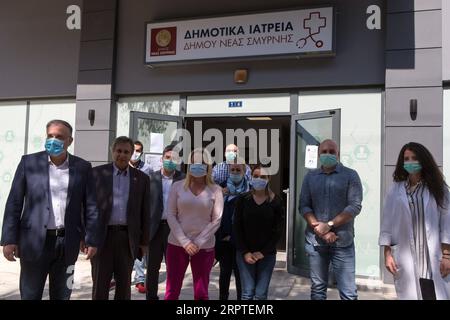 200414 -- ATENE, 14 aprile 2020 -- il ministro degli interni greco Takis Theodorikakos 1st L posa per una foto con i membri dello staff e i dipendenti del programma Help at Home presso il Centro sanitario del comune di Nea Smyrni, ad Atene, in Grecia, il 14 aprile 2020. Sulla scia della pandemia, il governo greco ha potenziato il programma Help at Home per sostenere i membri più vulnerabili della società greca. ANDARE CON la caratteristica: La Grecia rafforza il programma Help at Home per sostenere i cittadini vulnerabili durante la crisi COVID-19 GRECIA-ATENE-COVID-19- PROGRAMMA DI AIUTO A DOMICILIO MariosxLolos PUBLICATIONxNOTxINx Foto Stock