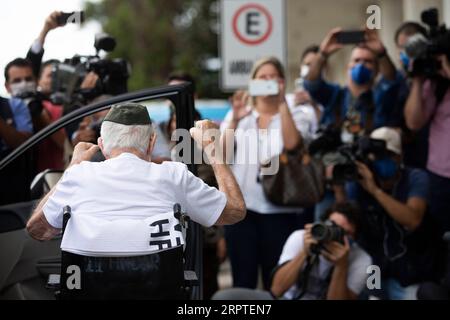 200415 -- BRASILIA, 15 aprile 2020 Xinhua -- Ernando pianeta fronte, un veterano brasiliano della seconda guerra mondiale di 99 anni, viene dimesso dall'ospedale delle forze Armate dopo essersi ripreso dal COVID-19 a Brasilia, Brasile, 14 aprile 2020. Ernando pianeta, che era stato membro della forza di spedizione brasiliana, è stato ricoverato in ospedale il 6 aprile e curato nel reparto COVID della struttura dopo essere risultato positivo al virus, ha detto il Ministero della difesa. Nato il 7 ottobre 1920, Piveta ha ricevuto la Medaglia della Vittoria dal presidente brasiliano Jair Bolsonaro lo scorso anno per il suo servizio alla nazione. Foto di Foto Stock