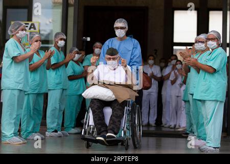 200415 -- BRASILIA, 15 aprile 2020 Xinhua -- Ernando Piveta C, un veterano brasiliano della seconda guerra mondiale di 99 anni, viene dimesso dall'ospedale delle forze Armate dopo essersi ripreso dal COVID-19 a Brasilia, Brasile, 14 aprile 2020. Ernando pianeta, che era stato membro della forza di spedizione brasiliana, è stato ricoverato in ospedale il 6 aprile e curato nel reparto COVID della struttura dopo essere risultato positivo al virus, ha detto il Ministero della difesa. Nato il 7 ottobre 1920, Piveta ha ricevuto la Medaglia della Vittoria dal presidente brasiliano Jair Bolsonaro lo scorso anno per il suo servizio alla nazione. Foto di luci Foto Stock