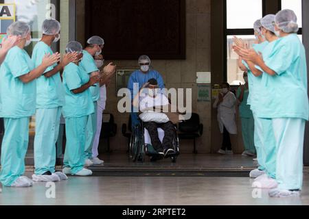 200415 -- BRASILIA, 15 aprile 2020 Xinhua -- Ernando Piveta C, un veterano brasiliano della seconda guerra mondiale di 99 anni, viene dimesso dall'ospedale delle forze Armate dopo essersi ripreso dal COVID-19 a Brasilia, Brasile, 14 aprile 2020. Ernando pianeta, che era stato membro della forza di spedizione brasiliana, è stato ricoverato in ospedale il 6 aprile e curato nel reparto COVID della struttura dopo essere risultato positivo al virus, ha detto il Ministero della difesa. Nato il 7 ottobre 1920, Piveta ha ricevuto la Medaglia della Vittoria dal presidente brasiliano Jair Bolsonaro lo scorso anno per il suo servizio alla nazione. Foto di luci Foto Stock