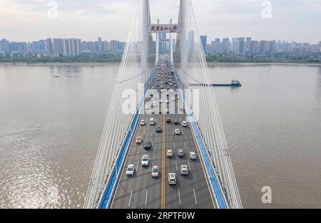 News Bilder des Tages 200415 -- PECHINO, 15 aprile 2020 -- foto aerea scattata il 14 aprile 2020 mostra i veicoli che passano sul secondo ponte del fiume Yangtze a Wuhan, capitale della provincia di Hubei della Cina centrale. XINHUA FOTO DEL GIORNO CaixYang PUBLICATIONxNOTxINxCHN Foto Stock