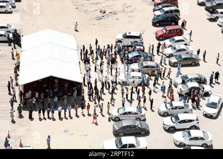 200415 -- PECHINO, 15 aprile 2020 -- i residenti fanno la fila per entrare in un nuovo negozio per lo shopping nell'area di Mahboula, che è sotto isolamento a causa del coronavirus, del Governatorato di Ahmadi, Kuwait, 14 aprile 2020. Str/ FOTO DEL GIORNO Xinhua PUBLICATIONxNOTxINxCHN Foto Stock