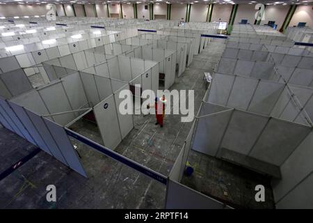 200415 -- PECHINO, 15 aprile 2020 -- Un lavoratore municipale spruzza disinfettante in un ospedale di isolamento improvvisato per pazienti COVID-19 a Chennai, India, 14 aprile 2020. Str/ FOTO DEL GIORNO Xinhua PUBLICATIONxNOTxINxCHN Foto Stock