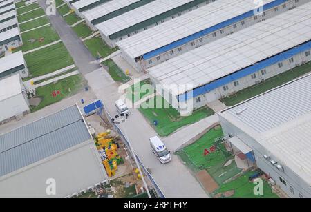 200415 -- PECHINO, 15 aprile 2020 -- foto aerea scattata il 14 aprile 2020 mostra ambulanze che trasferiscono l'ultimo lotto di pazienti COVID-19 ad altri ospedali del Leishenshan Thunder God Mountain Hospital di Wuhan, nella provincia di Hubei, nella Cina centrale. XINHUA FOTO DEL GIORNO Chengxmin PUBLICATIONxNOTxINxCHN Foto Stock