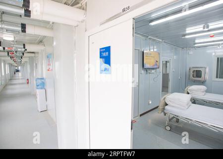 200415 -- PECHINO, 15 aprile 2020 -- foto scattata l'8 febbraio 2020 mostra la vista interna dell'ospedale di montagna del Dio del tuono di Leishenshan nel distretto di Jiangxia di Wuhan, nella provincia centrale di Hubei della Cina. PER ANDARE AI TITOLI DI XINHUA DEL 15 APRILE 2020. CHINA-WUHAN-LEISHENSHAN HOSPITAL-RETIRINGCN XiaoxYijiu PUBLICATIONxNOTxINxCHN Foto Stock