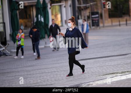 200416 -- BRUXELLES, 16 aprile 2020 -- Un cittadino che indossa una maschera cammina a Bruxelles, Begium, 14 aprile 2020. Mercoledì il primo ministro belga Sophie Wilmes ha annunciato un'estensione del confinamento fino al 3 maggio per frenare la diffusione del coronavirus. BELGIO-BRUXELLES-COVID-19-LOCKDOWN-EXTENTION ZhangxCheng PUBLICATIONxNOTxINxCHN Foto Stock