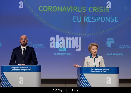 200416 -- BRUXELLES, 16 aprile 2020 -- il presidente del Consiglio europeo Charles Michel L e la presidente della Commissione europea Ursula von der Leyen partecipano a una conferenza stampa sulla risposta dell'UE alla crisi del coronavirus presso la sede centrale dell'UE a Bruxelles, in Belgio, il 15 aprile 2020. Mercoledì l'UE ha presentato una tabella di marcia affinché gli stati membri eliminino gradualmente le misure di contenimento per la COVID-19. Secondo le linee guida, gli stati membri dovrebbero muoversi con cautela mentre tornano alla vita normale e basare le loro azioni su pareri scientifici. /Handout via Xinhua BELGIUM-BRUSSELS-EU-COVID-19-ROADMAP EuropeanxUnion PUBLICATIONxNOT Foto Stock