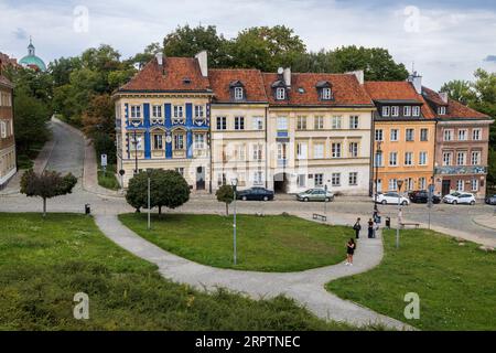 Varsavia, Polonia - 23 agosto 2023, Case situate nel centro storico della città polacca di varsavia con il teatro Stara Prochownia. Foto Stock