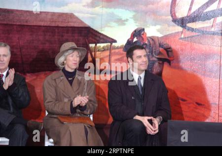 Il governatore della Carolina del Nord Mike Easley, il segretario Gale Norton e l'attore John Travolta, da sinistra a destra, agli eventi che segnano il centenario del primo volo a motore, il Wright Brothers National Memorial, Kill Devil Hills, North Carolina Foto Stock