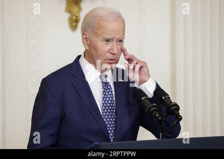 Washington, Stati Uniti. 5 settembre 2023. Il presidente Joe Biden parla prima di presentare la Medal of Honor al capitano dell'esercito statunitense Larry Taylor durante una cerimonia nella East Room alla Casa Bianca il 5 settembre 2023 a Washington, il capitano Taylor della DC è stato insignito della Medal of Honor per le azioni che ha intrapreso nel 1968 mentre era il capo della squadra di un elicottero di fuoco leggero che ha portato direttamente al salvataggio di una pattuglia di ricognizione a 4 uomini che è stata circondata da forze nemiche schiaccianti. (Foto di Samuel Corum/Pool/ABACAPRESS.COM) Credit: Abaca Press/Alamy Live News Foto Stock