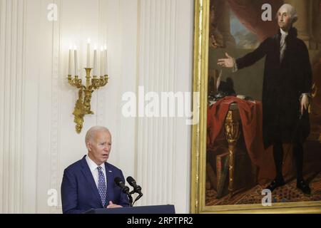 Washington, Stati Uniti. 5 settembre 2023. Il presidente Joe Biden parla prima di presentare la Medal of Honor al capitano dell'esercito statunitense Larry Taylor durante una cerimonia nella East Room alla Casa Bianca il 5 settembre 2023 a Washington, il capitano Taylor della DC è stato insignito della Medal of Honor per le azioni che ha intrapreso nel 1968 mentre era il capo della squadra di un elicottero di fuoco leggero che ha portato direttamente al salvataggio di una pattuglia di ricognizione a 4 uomini che è stata circondata da forze nemiche schiaccianti. (Foto di Samuel Corum/Pool/ABACAPRESS.COM) Credit: Abaca Press/Alamy Live News Foto Stock