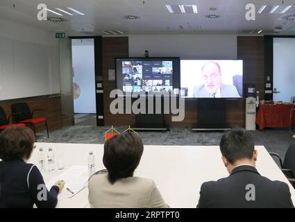 200417 -- BUCAREST, 17 aprile 2020 -- il Segretario di Stato del Ministero della Sanità della Romania Horatiu Moldovan sulla destra parla durante la video conferenza Shanghai-Romania Expert Dialogue on Fighting Against Covid-19 tenuta dall'Ambasciata cinese a Bucarest, Romania, 16 aprile 2020. La Cina ha accumulato molte esperienze utili nel trattamento dei pazienti e nell'assistenza infermieristica per la COVID-19 attraverso la pratica anti-epidemia, e la Romania spera di rafforzare gli scambi reciproci, ha detto giovedì il Segretario di Stato della Romania, il Ministero della salute Horatiu Moldovan. Il funzionario ha apprezzato molto l'attiva condivisione del profess da parte della Cina Foto Stock