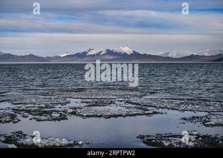 200417 -- LHASA, 17 aprile 2020 Xinhua -- foto scattata il 15 aprile 2020 mostra il paesaggio del lago Puma Yumco nella contea di Nagarze della città di Shannan, nella regione autonoma del Tibet della Cina sud-occidentale. Il lago ghiacciato ad un'altitudine di oltre 5.000 metri ha iniziato a scongelarsi con l'aumento della temperatura in primavera. Xinhua/Jigme Dorje InTibetCHINA-TIBET-PUMA LAGO YUMCO CN PUBLICATIONxNOTxINxCHN Foto Stock