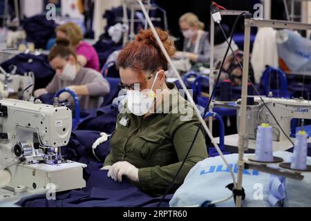 200417 -- LONDRA, 17 aprile 2020 -- i lavoratori fanno tute protettive per il NHS National Health Service in una fabbrica a Londra, in Gran Bretagna, 17 aprile 2020. Il governo britannico continua a cercare di combattere l'epidemia di COVID-19, con molti produttori di abbigliamento in tutto il paese che si rivolgono per produrre attrezzature mediche per il NHS. Foto di /Xinhua BRITAIN-LONDON-COVID-19-MEDICAL-SUPPLY TimxIreland PUBLICATIONxNOTxINxCHN Foto Stock