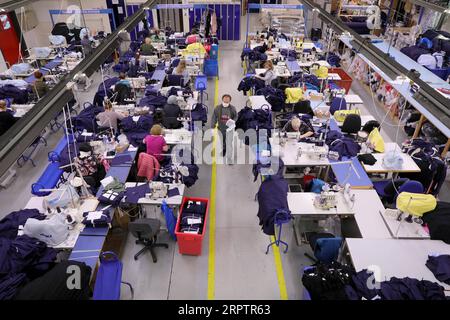 200417 -- LONDRA, 17 aprile 2020 -- i lavoratori fanno tute protettive per il NHS National Health Service in una fabbrica a Londra, in Gran Bretagna, 17 aprile 2020. Il governo britannico continua a cercare di combattere l'epidemia di COVID-19, con molti produttori di abbigliamento in tutto il paese che si rivolgono per produrre attrezzature mediche per il NHS. Foto di /Xinhua BRITAIN-LONDON-COVID-19-MEDICAL-SUPPLY TimxIreland PUBLICATIONxNOTxINxCHN Foto Stock