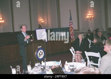 Il deputato del Maryland Wayne Gilchrest parlando alla riunione del Consiglio di amministrazione del 20° anniversario della National Fish and Wildlife Foundation e alla cerimonia di premiazione, Washington D.C. Gilchrest ha accettato il premio del presidente della Fondazione, per i contributi ambientali, a nome dell'ex presidente Ronald Reagan e della First Lady Nancy Reagan Foto Stock