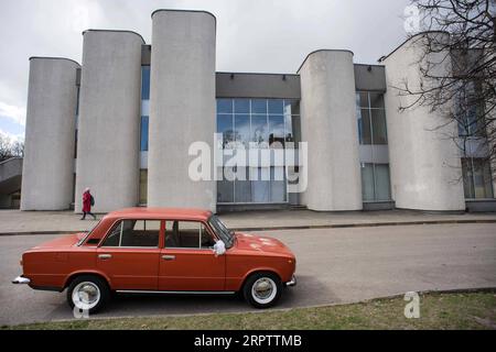 200418 -- VILNIUS, 18 aprile 2020 Xinhua -- Un'auto nuziale è vista di fronte al Palazzo delle nozze di Vilnius a Vilnius, Lituania, 17 aprile 2020. Il governo lituano ha esteso l'8 aprile la quarantena nazionale fino all'aprile 27 con ulteriori misure per prevenire le violazioni del blocco e garantire la sicurezza delle persone. L'uso di dispositivi di protezione individuale è obbligatorio. Le persone sono obbligate a coprire naso e bocca. Foto di Alfredas Pliadis/Xinhua LITUANIA-VILNIUS-COVID-19-WEDDING PUBLICATIONxNOTxINxCHN Foto Stock