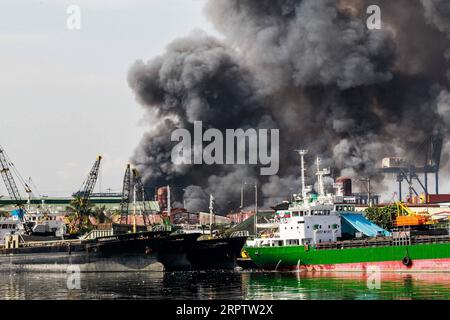 200418 -- MANILA, 18 aprile 2020 Xinhua -- fumo proveniente da un incendio che inghiottisce un'area di baraccopoli a Manila, Filippine, 18 aprile 2020. Centinaia di famiglie qui sono state sfollate sabato a causa dell'incendio. Xinhua/Rouelle Umali FILIPPINE-MANILA-SLUM-FIRE PUBLICATIONxNOTxINxCHN Foto Stock