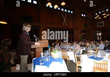 La segretaria Gale Norton parla con il personale del National Park Service durante la sosta al Curry Village durante il suo tour del Parco Nazionale di Yosemite, California. La visita di Norton è stata progettata per promuovere i piani di progetto di miglioramento delle infrastrutture di Yosemite e mettere in evidenza le priorità della giornata della Terra Foto Stock