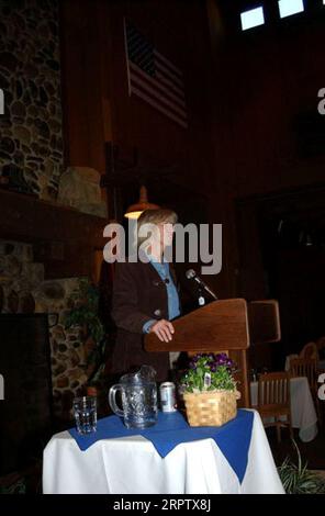 La segretaria Gale Norton parla con il personale del National Park Service durante la sosta al Curry Village durante il suo tour del Parco Nazionale di Yosemite, California. La visita di Norton è stata progettata per promuovere i piani di progetto di miglioramento delle infrastrutture di Yosemite e mettere in evidenza le priorità della giornata della Terra Foto Stock