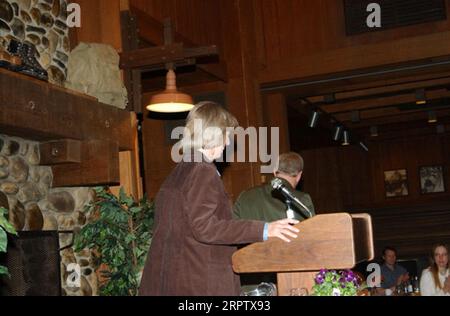 La segretaria Gale Norton parla con il personale del National Park Service durante la sosta al Curry Village durante il suo tour del Parco Nazionale di Yosemite, California. La visita di Norton è stata progettata per promuovere i piani di progetto di miglioramento delle infrastrutture di Yosemite e mettere in evidenza le priorità della giornata della Terra Foto Stock