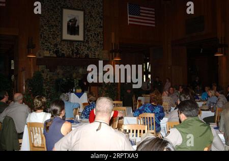 La segretaria Gale Norton parla con il personale del National Park Service durante la sosta al Curry Village durante il suo tour del Parco Nazionale di Yosemite, California. La visita di Norton è stata progettata per promuovere i piani di progetto di miglioramento delle infrastrutture di Yosemite e mettere in evidenza le priorità della giornata della Terra Foto Stock