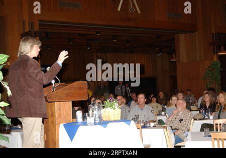 La segretaria Gale Norton parla con il personale del National Park Service durante la sosta al Curry Village durante il suo tour del Parco Nazionale di Yosemite, California. La visita di Norton è stata progettata per promuovere i piani di progetto di miglioramento delle infrastrutture di Yosemite e mettere in evidenza le priorità della giornata della Terra Foto Stock