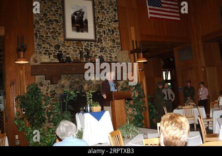 La segretaria Gale Norton parla con il personale del National Park Service durante la sosta al Curry Village durante il suo tour del Parco Nazionale di Yosemite, California. La visita di Norton è stata progettata per promuovere i piani di progetto di miglioramento delle infrastrutture di Yosemite e mettere in evidenza le priorità della giornata della Terra Foto Stock