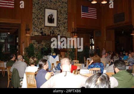 La segretaria Gale Norton parla con il personale del National Park Service durante la sosta al Curry Village durante il suo tour del Parco Nazionale di Yosemite, California. La visita di Norton è stata progettata per promuovere i piani di progetto di miglioramento delle infrastrutture di Yosemite e mettere in evidenza le priorità della giornata della Terra Foto Stock