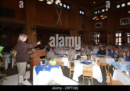 La segretaria Gale Norton parla con il personale del National Park Service durante la sosta al Curry Village durante il suo tour del Parco Nazionale di Yosemite, California. La visita di Norton è stata progettata per promuovere i piani di progetto di miglioramento delle infrastrutture di Yosemite e mettere in evidenza le priorità della giornata della Terra Foto Stock