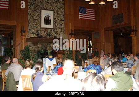 La segretaria Gale Norton parla con il personale del National Park Service durante la sosta al Curry Village durante il suo tour del Parco Nazionale di Yosemite, California. La visita di Norton è stata progettata per promuovere i piani di progetto di miglioramento delle infrastrutture di Yosemite e mettere in evidenza le priorità della giornata della Terra Foto Stock