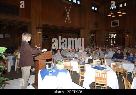 La segretaria Gale Norton parla con il personale del National Park Service durante la sosta al Curry Village durante il suo tour del Parco Nazionale di Yosemite, California. La visita di Norton è stata progettata per promuovere i piani di progetto di miglioramento delle infrastrutture di Yosemite e mettere in evidenza le priorità della giornata della Terra Foto Stock