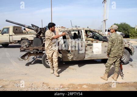 200419 -- TRIPOLI, 19 aprile 2020 Xinhua -- combattenti del governo di accordo Nazionale sostenuto dalle Nazioni Unite GNA sono visti a Tarhuna, circa 90 chilometri a sud della capitale Tripoli, Libia, 18 aprile 2020. Il governo libico sostenuto dalle Nazioni Unite ha detto sabato di aver lanciato un massiccio attacco all'esercito rivale di base orientale nella città di Tarhuna, uccidendo otto soldati dell'esercito e catturando più di 100 altri. Le forze del governo hanno detto di aver lanciato 17 attacchi aerei sulle posizioni dell'esercito a Tarhuna, sequestrando un certo numero di veicoli militari. Foto di Hamza Turkia/Xinhua LIBIA-TRIPOLI-ATTACK PUBLICATIONxNOTxINxC Foto Stock