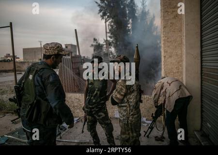 200419 -- TRIPOLI, 19 aprile 2020 Xinhua -- combattenti del governo di accordo nazionale sostenuto dalle Nazioni Unite GNA sono visti durante gli scontri con LNA dell'Esercito Nazionale libico al fronte Salah al-DIN a Tripoli, Libia, 18 aprile 2020. Le forze libiche del governo appoggiate dalle Nazioni Unite hanno dichiarato di aver lanciato 17 attacchi aerei sulle posizioni dell'esercito a Tarhuna, circa 90 chilometri a sud della capitale Tripoli, sequestrando una serie di veicoli militari. Nonostante la richiesta internazionale di cessate il fuoco in Libia, il conflitto armato mortale è continuato con vittime civili collaterali. Foto di Amru Salahuddien/Xinhua LIBIA-TRIPOLI-F. Foto Stock