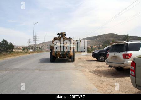 200419 -- TRIPOLI, 19 aprile 2020 Xinhua -- Un veicolo del governo di accordo nazionale sostenuto dalle Nazioni Unite GNA è visto a Tarhuna, circa 90 chilometri a sud della capitale Tripoli, Libia, 18 aprile 2020. Il governo libico sostenuto dalle Nazioni Unite ha detto sabato di aver lanciato un massiccio attacco all'esercito rivale di base orientale nella città di Tarhuna, uccidendo otto soldati dell'esercito e catturando più di 100 altri. Le forze del governo hanno detto di aver lanciato 17 attacchi aerei sulle posizioni dell'esercito a Tarhuna, sequestrando un certo numero di veicoli militari. Foto di Hamza Turkia/Xinhua LIBIA-TRIPOLI-ATTACK PUBLICATIONxNOTxINxCHN Foto Stock