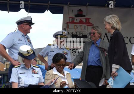 Visita del Segretario Gale Norton ad Annapolis, Maryland, per cerimonie e visite correlate che segnano il trasferimento del faro di Thomas Point Shoal dalla Guardia Costiera degli Stati Uniti alla città di Annapolis e al suo partner no-profit, la U.S. Lighthouse Society Foto Stock