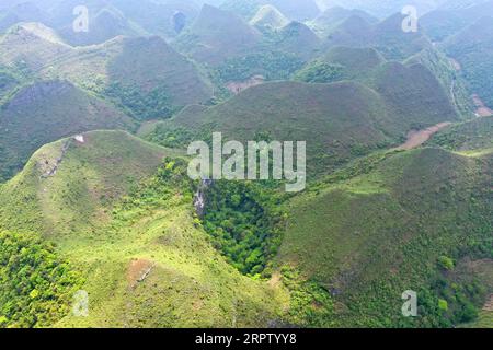 200419 -- LEYE, 19 aprile 2020 -- foto aerea scattata il 19 aprile 2020 mostra lo scenario del Leye-Fengshan Global Geopark, regione autonoma del Guangxi Zhuang nella Cina meridionale. Il Leye-Fengshan Geopark è stato aggiunto alla lista globale dei Geoparchi dell'UNESCO nel 2010. Il geopark contiene grandi fiumi sotterranei, ponti naturali e vasti sistemi di grotte. CHINA-GUANGXI-LEYE-GEOPARK CN ZhouxHua PUBLICATIONxNOTxINxCHN Foto Stock