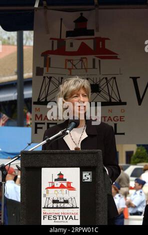 Visita del Segretario Gale Norton ad Annapolis, Maryland, per cerimonie e visite correlate che segnano il trasferimento del faro di Thomas Point Shoal dalla Guardia Costiera degli Stati Uniti alla città di Annapolis e al suo partner no-profit, la U.S. Lighthouse Society Foto Stock