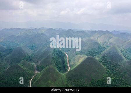 200419 -- LEYE, 19 aprile 2020 -- foto aerea scattata il 19 aprile 2020 mostra lo scenario del Leye-Fengshan Global Geopark, regione autonoma del Guangxi Zhuang nella Cina meridionale. Il Leye-Fengshan Geopark è stato aggiunto alla lista globale dei Geoparchi dell'UNESCO nel 2010. Il geopark contiene grandi fiumi sotterranei, ponti naturali e vasti sistemi di grotte. CHINA-GUANGXI-LEYE-GEOPARK CN CaoxYiming PUBLICATIONxNOTxINxCHN Foto Stock