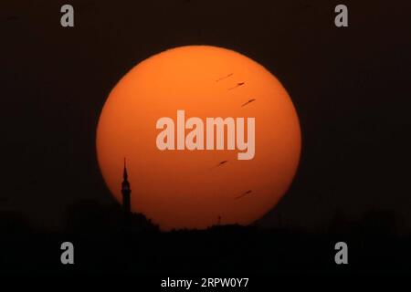 200420 -- PECHINO, 20 aprile 2020 -- il tramonto è raffigurato ad Amman, in Giordania, il 19 aprile 2020. Foto di /Xinhua XINHUA FOTO DEL GIORNO MohammadxAbuxGhosh PUBLICATIONxNOTxINxCHN Foto Stock