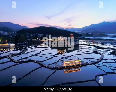 200420 -- PECHINO, 20 aprile 2020 -- foto aerea scattata il 17 aprile 2020 mostra il paesaggio dell'antico villaggio di Puyuan nella città di Puyuan nella contea di Zhouning, nella provincia del Fujian della Cina sud-orientale. XINHUA FOTO DEL GIORNO JiangxKehong PUBLICATIONxNOTxINxCHN Foto Stock