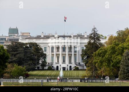 200420 -- WASHINGTON D.C., 20 aprile 2020 Xinhua -- la Casa Bianca è vista a Washington D.C., negli Stati Uniti, 19 aprile 2020. Il numero totale di casi di COVID-19 negli Stati Uniti ha superato le 750.000 domenica sera, raggiungendo le 759.086 alle 20:00 0000 GMT di lunedì, secondo il Center for Systems Science and Engineering CSSE della Johns Hopkins University. Un totale di 40.661 persone sono morte per la malattia nel paese, secondo il CSSE. Foto di Ting Shen/Xinhua U.S.-COVID-19-CASES AND DEATH PUBLICATIONxNOTxINxCHN Foto Stock