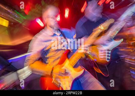 Lettore di chitarra Motion Blur sul palco Foto Stock